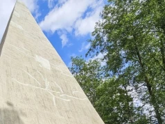 Ta piramida leży na... Mazurach. Mało kto zna jej historię