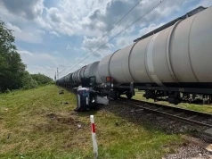 Poważny wypadek w Prostkach. Samochód zderzył się z pociągiem. Ranne dwie osoby