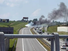 Pożar samochodu na A4. Autostrada w kierunku Tarnowa całkowicie zablokowana