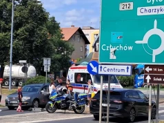 Zderzenie hulajnogi z samochodem na rondzie w Chojnicach