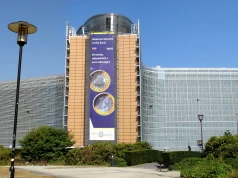 Apple wycofuje Siri AI z Europy, Google grozi bojkotem nakazów Komisji Europejskiej
