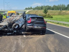 Poważne zderzenie na trasie S7. Jedno z aut dachowało. Droga zablokowana
