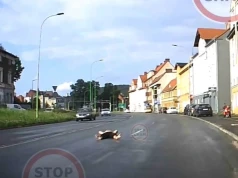 Nietypowe znalezisko na drodze w Wałbrzychu. Mężczyzna leżał na środku jezdni