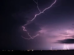 Nawałnice z gradem i wichurami przetaczają się przez Polskę. Nadciąga niebezpieczny wieczór
