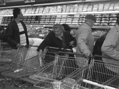 Chleb za 60 groszy, masło za 1,53 zł. Tak żyli Polacy po denominacji złotego