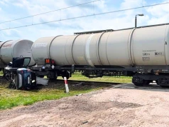 Groźny wypadek na przejeździe kolejowym. Auto wjechało pod nadjeżdzający pociąg