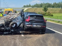 Wypadek na S7 sparaliżował ruch. Wyznaczono objazdy po dachowaniu samochodu