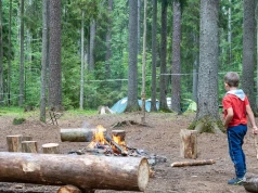 Dzieci jadą na obóz i uczą się przetrwania. "Dostają saperkę i kopią latryny"