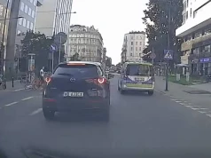 Policjant wyprzedził auto ustępujące pieszym. Skandaliczne nagranie z Warszawy