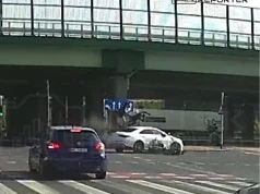 Poważne zderzenie auta z motocyklistą na Ursynowie. Po uderzeniu dwie osoby z motocykla przeleciały nad pojazdem