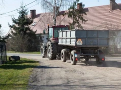 Ciągnik po alkoholu. Droga polna nie daje taryfy ulgowej