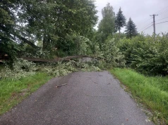 Uszkodzone dachy i pojazdy – burza w regionie