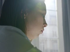 3 emocjonalne braki z dzieciństwa, które nadrabiamy jako dorośli. Łamią serce na pół
