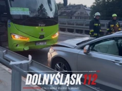 Czołowe zderzenie autobusu z osobówką w Szklarskiej Porębie. Czy kierowca forda pomylił pas ruchu?
