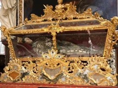 Od wieków leżą za szkłem. Bogato zdobione szkielety do dziś fascynują całą Europę