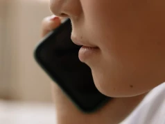 Zakaz smartfonów coraz bliżej. Dyrektor mówi o pierwszych efektach