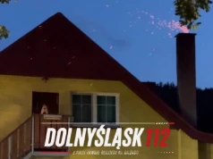 Iskry i dym nad domem w Podgórzynie. Groźny pożar sadzy.