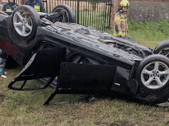 Groźny wypadek w Racięcinie. BMW dachowało i wylądowało poza jezdnią
