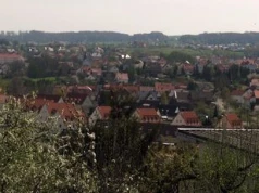 Cała wioska w cenie mieszkania w Warszawie. 15 domów i budynek główny