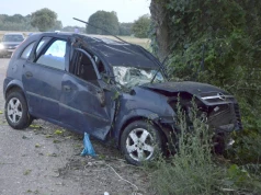 15-latek stracił panowanie i uderzył w drzewo. Ranny kierowca oraz 17-latek. Policjanci zastali na miejscu kolejnego 15‑latka, który miał filmować przejazd swojego kolegi