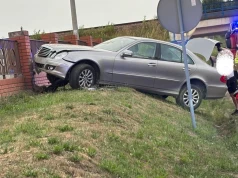 Auto wbiło się w ogrodzenie cmentarza. Dwie osoby ranne w Rudnej Wielkiej