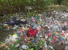 Sterta śmieci przy stacji Łódź Marysin. Mieszkańcy nie kryją oburzenia