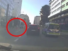 Radiowóz wyprzedzał na przejściu tuż przed rodziną z dziećmi. Jest reakcja policji z Warszawy
