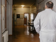 Nadchodzi koniec klauzul, dzięki którym lekarze na etatach pracują dłużej. Prawnik o skutkach