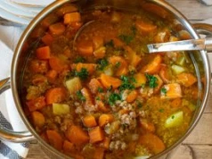 Zupa z sezonowych warzyw z mięsem. Po jednej misce nie będziesz głodny do kolacji