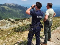 Wspólne patrole w Tatrach. Policja i straż parku razem na szlakach – fajne zdjęcia:)