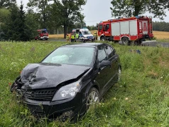 Opel wypadł z drogi. Na miejscu straż pożarna, pogotowie i policja