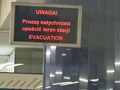Pilne utrudnienia na linii M1. Mężczyzna wrzucił plecak na tory na stacji Metro Centrum