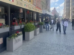 Brutalny napad w kawiarnianym ogródku w Rynku. Napastnik uderzył klienta pięścią w twarz i go okradł