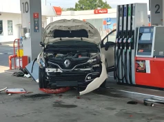 Kierowca Renaulta staranował dystrybutor na stacji paliw. 87-latek stracił prawo jazdy