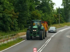 Wyprzedzanie traktora na podwójnej ciągłej. Niby jest furtka, ale zazwyczaj grozi to mandatem 1000 zł