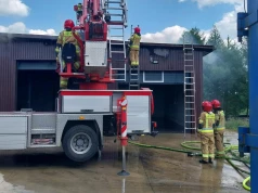 Pożar byłych zakładów mięsnych w Hermanowej. Interweniowali strażacy z Rzeszowa