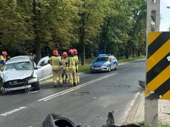 Kierowca rozbił się w Radomiu na słupie oświetleniowym. Był pijany