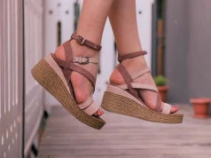 Sandały na koturnie – idealne połączenie stabilności i letniej elegancji