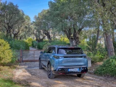 Nowy Peugeot 5008 Long Range jedzie do Cagnes-sur-Mer. Ogrody i muzeum Renoira