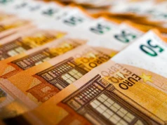 Raiffeisen Digital Bank sfinansuje wakacyjne wydatki. Ruszyła promocja, w której można zgarnąć dodatkowe euro