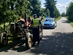 Ten plan nie miał szans powodzenia. Uciekał traktorem przed policyjnym radiowozem