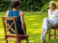 Dobre ćwiczenia na biodra dla osób 60+. Nie musisz wstawać z krzesła