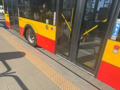 Zderzenie autobusu miejskiego z dwiema taksówkami na Trasie Łazienkowskiej. Są utrudnienia