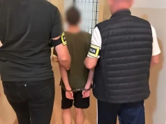 Zapach zdemaskował ich w kilka chwil. Policja ujawniła, co chowali w plecaku