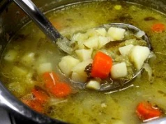Zupa ogórkowa będzie kwaśna i aromatyczna. Ważne, w którym momencie dodasz ogórki