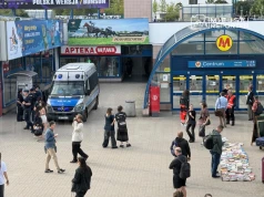Policja zatrzymała 38-letniego obywatela Ukrainy, który wrzucił plecak na tory i sparaliżował metro