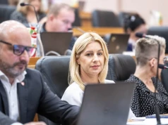 Żona marszałka, Agnieszka Geblewicz zarabia więcej niż jej szef. I (prawdopodobnie) powinna stracić mandat radnej