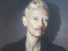 Moda, kino i przyjaźń. Wystawa Tildy Swinton trafi do Warszawy