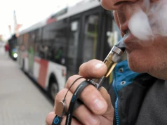 Koniec tanich e-papierosów. Rząd podnosi akcyzę. Co zrobi prezydent Karol Nawrocki?