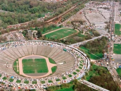 Od dawnej chwały do ortalionowego królestwa. O Stadionie Dziesięciolecia